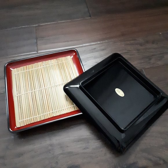 Japanese Lacquerware Plates with Bamboo Mats - Picture 3 of 6